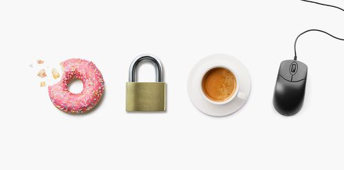 Un beigne partiellement mangé, un cadenas, une tasse de café et une souris d’ordinateur.