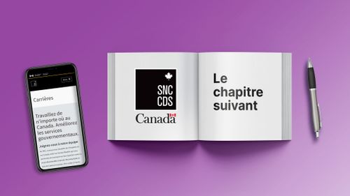 Un téléphone intelligent posé à côté d’un livre indiquant « Le chapitre suivant » pour le Service numérique canadien.